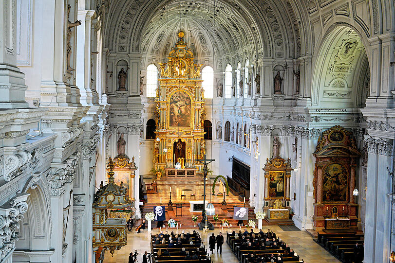 Blick in die Kirche St. Michael w&auml;hrend der Trauerfeier f&uuml;r Mario Adorf f&uuml;r geladene G&auml;ste.