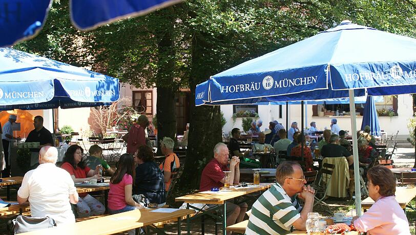 3. Platz: Hektik? Dieser Begriff muss hier erst einmal im Bedeutungswörterbuch nachgeschlagen werden. Der Waldgasthof Buchenhain liegt idyllisch in Baierbrunn. Am 7. und 8. Juli gibt es ein großes Waldfest. Außerdem bei jedem EM-Spiel eine große Leinwand. 3. Platz: Hektik? Dieser Begriff muss hier erst einmal im Bedeutungswörterbuch nachgeschlagen werden. Der Waldgasthof Buchenhain liegt idyllisch in Baierbrunn. Am 7. und 8. Juli gibt es ein großes Waldfest. Außerdem bei jedem EM-Spiel eine große Leinwand.