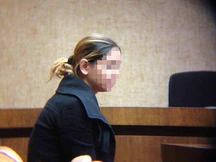 Die 24-jährige Gina I. weint im Gerichtssaal.