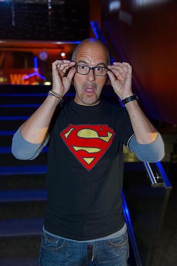 Christoph Maria Herbst strahlte in die Kameras, deren Aufmerksamkeit hauptsächlich auf sein Superman-T-Shirt gerichtet war.
