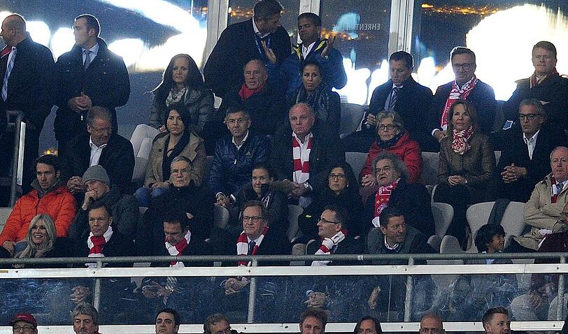 Uli Hoeneß verfolgt das Champions-League-Spiel gegen Manchester United - diesmal ist sogar seine Frau Susanne mit dabei.