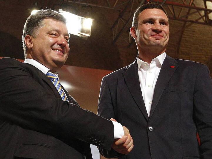 Petro Poroschenko gratuliert Vitali Klitschko zum Wahlsieg