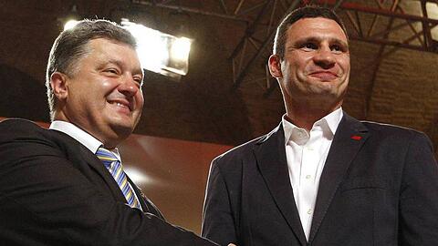 Petro Poroschenko gratuliert Vitali Klitschko zum Wahlsieg