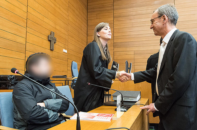 Der Angeklagte Fahrdienstleister Michael P. und seine Anwältin Ulrike Thole.