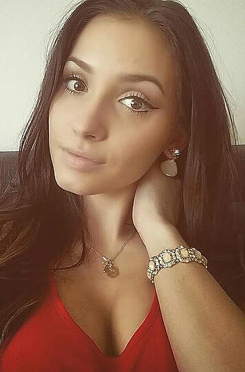 Romina ist 24 Jahre alt, 1,74m groß, wohnt in Unterföhring und arbeitet als Friseurin.