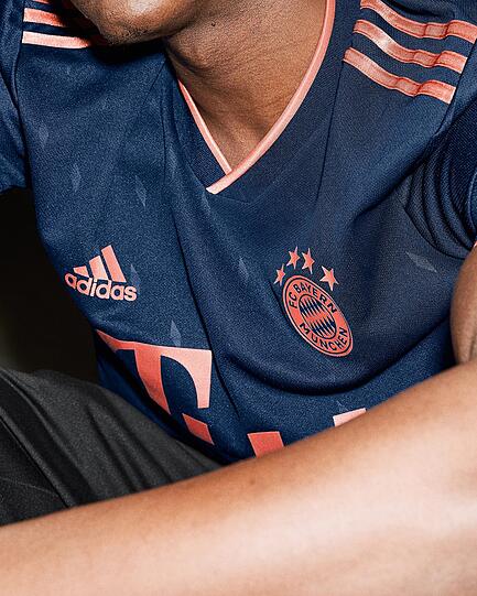 Dunkelblau und mit dezenten Rauten verziert - so sieht das Champions-League-Trikot des FC Bayern in der Saison 2019/20 aus.