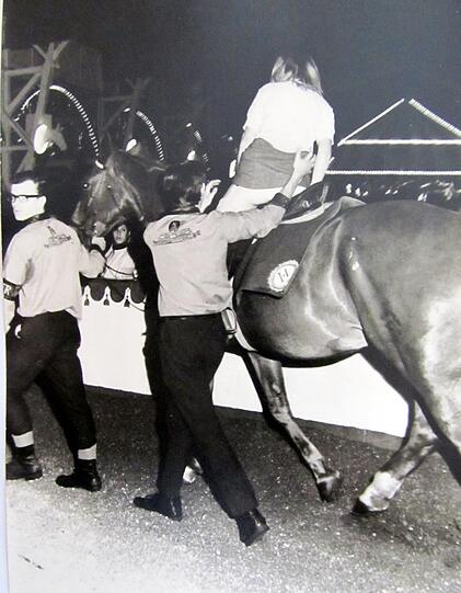 "So war das Hippodrom (heute: Marstall), als die Pferde noch im Rund liefen. Anfang der 70er war ich dort zweimal tätig &ndash; interessante aber auch anstrengende Tätigkeit. Mussten darauf achten, dass es nicht zu einem Kurzgalopp kam. Bei Kindern und angeheiterten Gästen wurde nebenher gelaufen, um Abstürze zu verhindern. Ein Kilometerzähler wäre hier interessant gewesen", schreibt AZ-Leser Michael Figulla (der Herr mit Brille!).