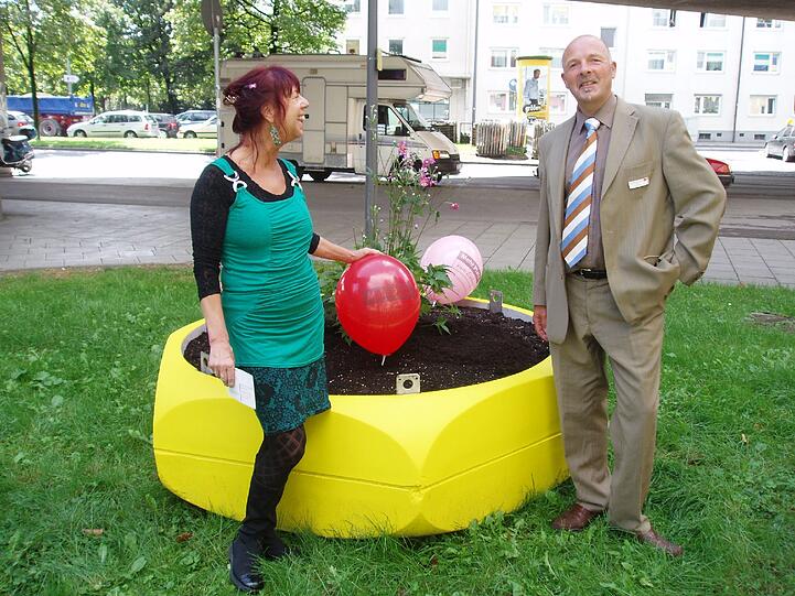 Für die Mini-Gärten der BI "Mehr Platz zum Leben" am Candidplatz hat die Stadtsparkasse die Patenschaft übernommen.