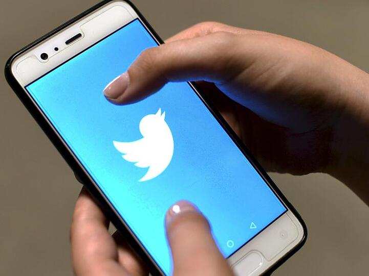 Die Twitter-App ist auf dem Bildschirm eines Smartphones zu sehen.