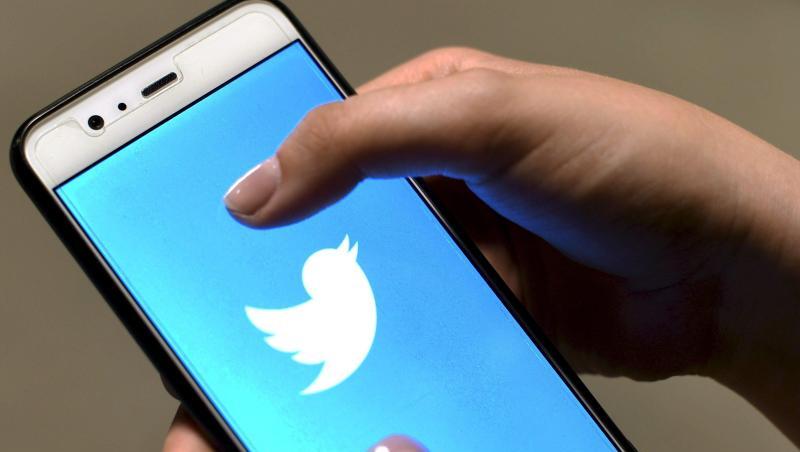 Die Twitter-App ist auf dem Bildschirm eines Smartphones zu sehen. Die Twitter-App ist auf dem Bildschirm eines Smartphones zu sehen.