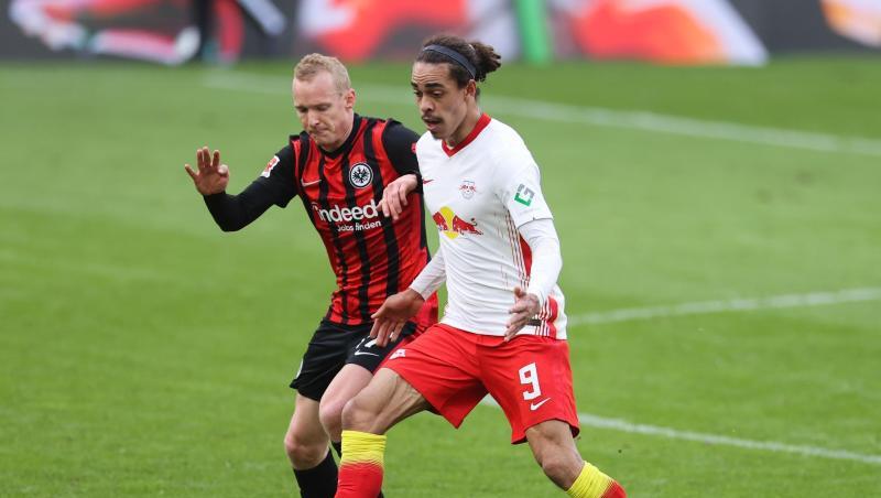 Frankfurts Sebastian Rode und Leipzigs Yussuf Poulsen (r) im Zweikampf um den Ball.
