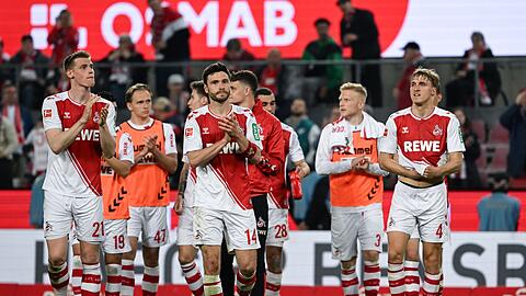 Die Kölner Spieler bedanken sich nach dem Sieg gegen Hertha BSC bei ihren Fans.