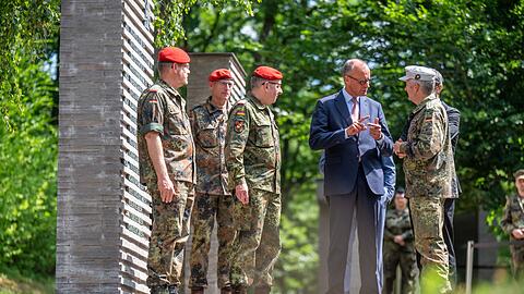 Kanzler Merz warnt vor falschem Sicherheitsgefühl und verlang mehr Verteidigungsanstrengungen.