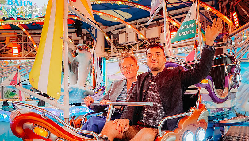 Die AZ-Wiesnreporter Ruth Frömmer und Niclas Vaccalluzzo probieren das neue Fahrgeschäft zum ersten Mal aus.