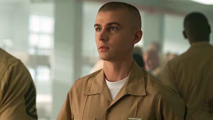 Miles Heizer als Cameron in der Serie "Boots". Miles Heizer als Cameron in der Serie "Boots".