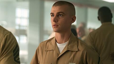 Miles Heizer als Cameron in der Serie "Boots".
