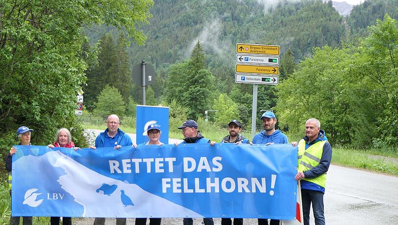 Der Landesbund für Vogel- und Naturschutz (LBV) spricht sich gegen den Neubau eines Sessellifts am Fellhorn im Allgäu aus. Aktivisten protestierten in Oberstdorf mit einem Banner gegen die Maßnahme. Der Landesbund für Vogel- und Naturschutz (LBV) spricht sich gegen den Neubau eines Sessellifts am Fellhorn im Allgäu aus. Aktivisten protestierten in Oberstdorf mit einem Banner gegen die Maßnahme.