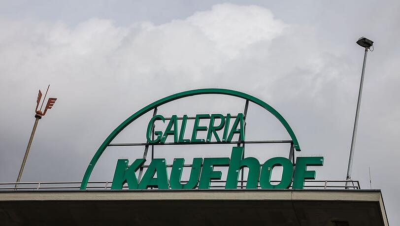 Der Konzern beschäftigt rund 12.000 Menschen und meldete Anfang 2024 zum dritten Mal innerhalb von vier Jahren Insolvenz an. Der Konzern beschäftigt rund 12.000 Menschen und meldete Anfang 2024 zum dritten Mal innerhalb von vier Jahren Insolvenz an.