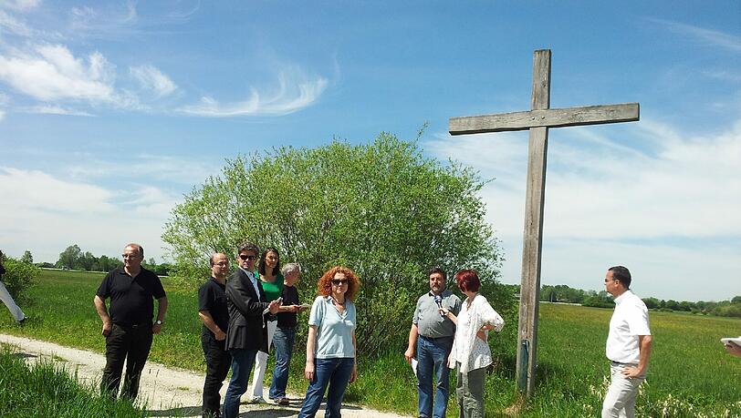 Grünen-Fraktionschefin Margarete Bause (M.) vor einem Kreuz. Hier wird der Wachtelkönig vertrieben.