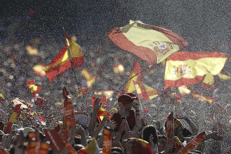 Während der Bus sich nur langsam seinen Weg durch die ausgelassenen 
Menschenmassen zum Cibeles-Brunnen bahnte, wo ansonsten Real seine 
Titel feiert, verkürzte ein buntes Rahmenprogramm mit zahlreichen 
Musikbands den tausenden Fans die Wartezeit auf ihre Stars.