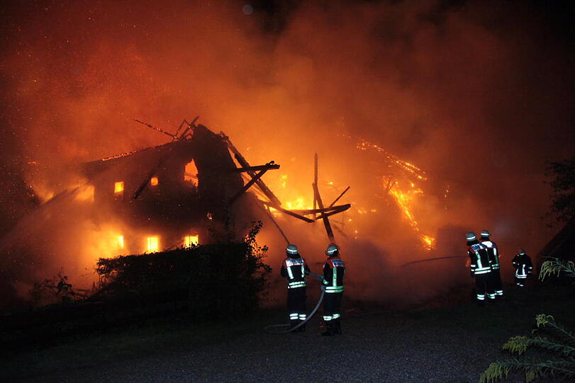 Feuerwehreinsatz in der Nacht zum Dienstag in Heldenstein: Ein Blitzschlag hat das Anwesen in Brand gesetzt. Es entstand ein Schaden in Höhe von einer halben Million Euro. Die Bilder vom Einsatz...