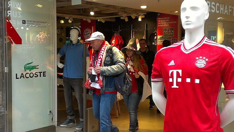 Reges Treiben am Bayern-Fanshop. Für das Spiel heute Abend decken sich die Fans noch mit der richtigen Kluft ein.
