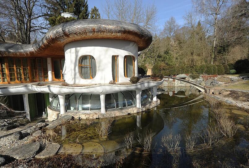 Rundgang ums Haus: Hinten ist der große Garten samt Schwimmteich.
