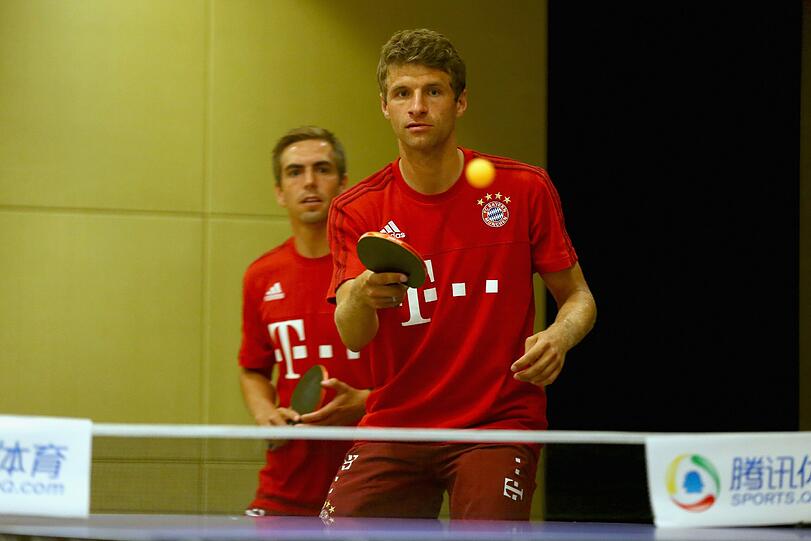 Thomas Müller und Philipp Lahm haben Spaß beim Tischtennis. Die Bilder!