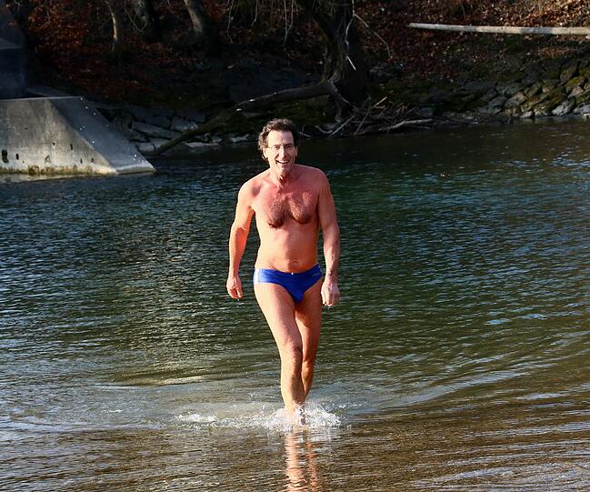 Norbert Mayer, 57 bei seinem täglichen Bad am Flauchersteg in der Isar.
