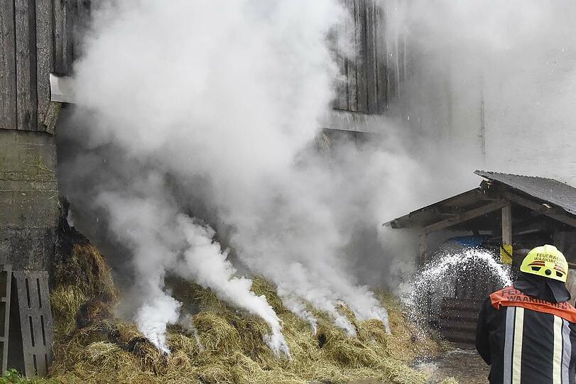 Die Feuerwehr konnte verhindern, dass sich das Feuer auf die danebenliegenden Gebäude ausbreitet. Die Bilder vom Einsatz.