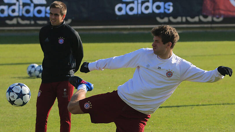 Die Spieler des FC Bayern zeigen sich im Abschlusstraining vor dem Champions-League-Hit gegen den FC Arsenal gutgelaunt - und am Valentinstag auch sehr ballverliebt. Die Bilder aus der Säbener Straße.