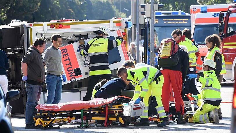 Sechs Menschen wurden bei dem Zusammenstoß verletzt, Augenzeugen eilten sofort zur Hilfe herbei.