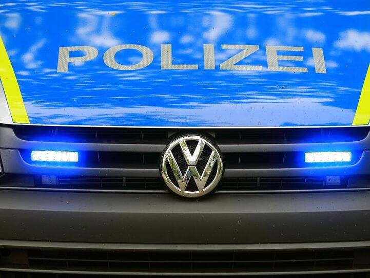 Ein Fahrzeug der Polizei ist im Einsatz. Foto: Jens Wolf/zb/dpa/Symbolbild