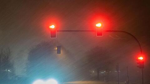 Dichtes Schneetreiben bei Detmold. Beh&ouml;rden hatten appelliert, dass Autofahrer, wenn &uuml;berhaupt n&ouml;tig, nur mit vollem Tank, Winterreifen und Decken zum W&auml;rmen loszufahren sollten.