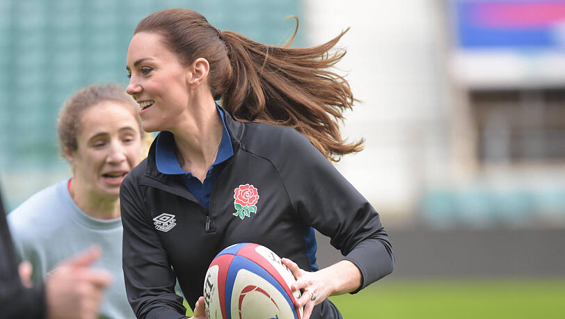 Ausgelassenes Rugby-Training: Herzogin Kate legt sich als Schirmherrin ganz schön ins Zeug. Ausgelassenes Rugby-Training: Herzogin Kate legt sich als Schirmherrin ganz schön ins Zeug.