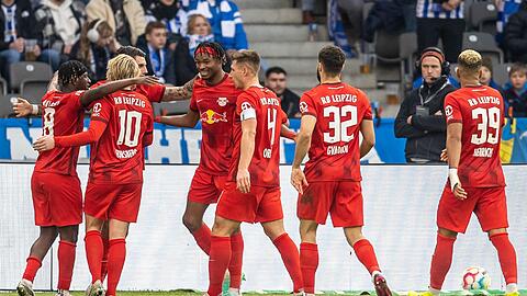 Torschütze Amadou Haidara (l) von RB Leipzig jubelt mit Teamkollegen nach seinem Treffer zum 1:0.