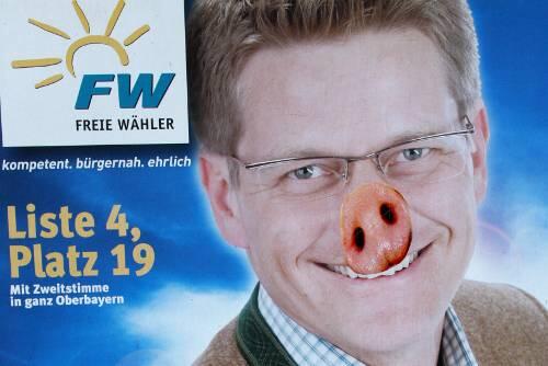 Jürgen Lochbihler kandidiert für die Freien Wähler &ndash; hier mit aufgeklebtem Schweinerüssel. &bdquo;Das erhöht die Aufmerksamkeit&ldquo;, sagt er.