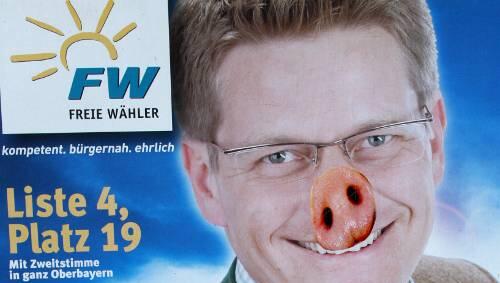 Jürgen Lochbihler kandidiert für die Freien Wähler – hier mit aufgeklebtem Schweinerüssel. „Das erhöht die Aufmerksamkeit“, sagt er. Jürgen Lochbihler kandidiert für die Freien Wähler – hier mit aufgeklebtem Schweinerüssel. „Das erhöht die Aufmerksamkeit“, sagt er.
