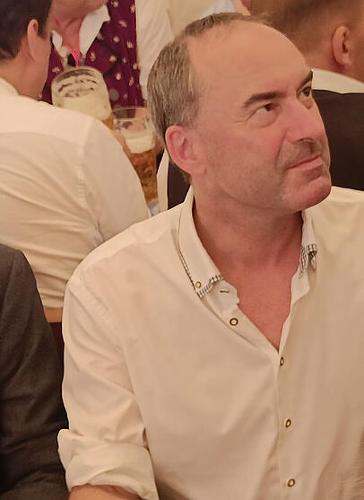 Auf die Frage, ob es ihn ärgere, nicht am Tisch von Markus Söder zu sitzen, antwortet Hubert Aiwanger: "Ich sitze dort, wo ich schon die letzten fünf Jahre sitze. Die CSU hält uns von Anfang an auf Abstand."