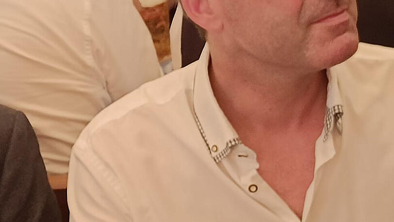 Auf die Frage, ob es ihn ärgere, nicht am Tisch von Markus Söder zu sitzen, antwortet Hubert Aiwanger: "Ich sitze dort, wo ich schon die letzten fünf Jahre sitze. Die CSU hält uns von Anfang an auf Abstand."