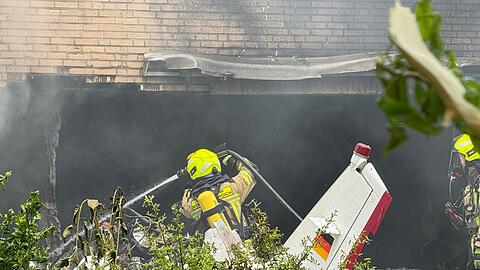 Nach dem Absturz hatte die Feuerwehr das Feuer schnell unter Kontrolle