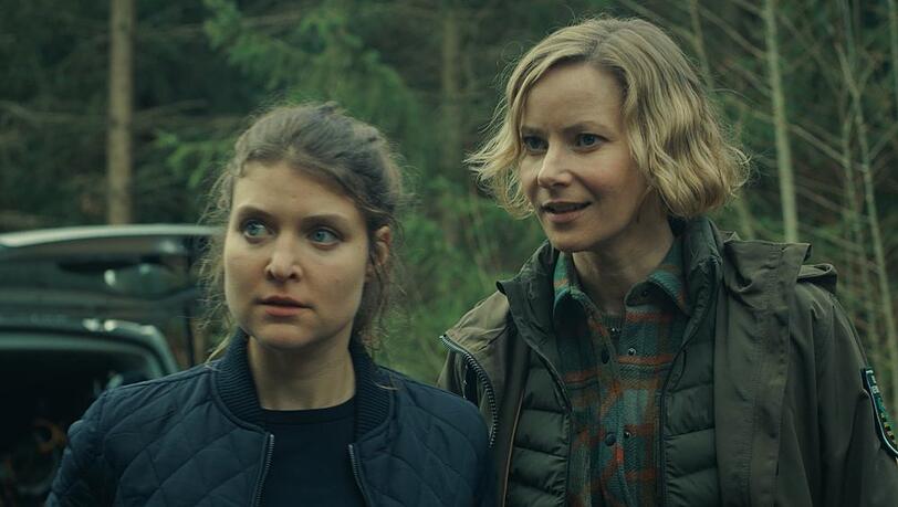 "Erzgebirgskrimi: Über die Grenze": Saskia Bergelt (Teresa Weißbach, r.) und Karina Szabo (Lara Mandoki) verfolgen gemeinsam eine Spur in den Wald.