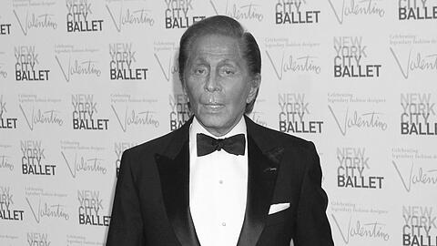 Valentino Garavani kleidete Stars wie Jackie Kennedy und Elizabeth Taylor ein. Valentino Garavani kleidete Stars wie Jackie Kennedy und Elizabeth Taylor ein.