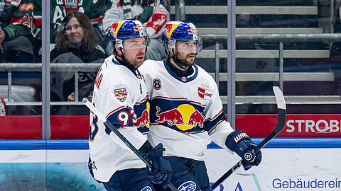 Der EHC Red Bull M&uuml;nchen um die Bayern Maximilian Kastner (l.) und Tobias Rieder ist in der Derby-Wertung uneinholbar vorne. Dem direkten CHL-Ticket aber stehen die Straubing Tigers (noch) im Weg.