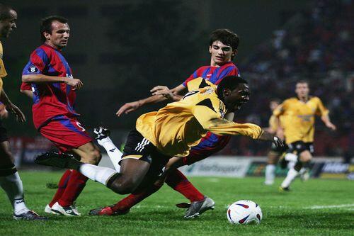 Grigoris Makos(re.), hier im Duell mit Newcastles Shola Ameobi, hat sogar schon Uefa-Cup-Erfahrung.