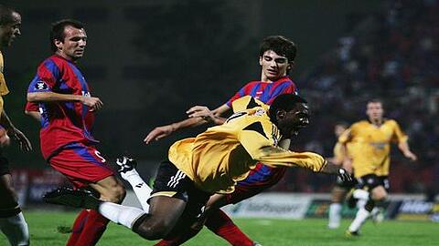 Grigoris Makos(re.), hier im Duell mit Newcastles Shola Ameobi, hat sogar schon Uefa-Cup-Erfahrung.