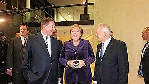 Zwei Eisenbahner und die Kanzlerin: Aufsichtsrats-Chef Utz-Hellmuth Feicht und Konzern-Boss Rüdiger Grube (rechts) begrüßen Angela Merkel im Nürnberger Schauspielhaus.