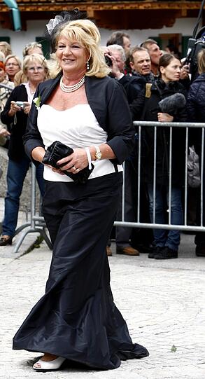 Monika riesch trägt eine schwarz-weiße Robe.