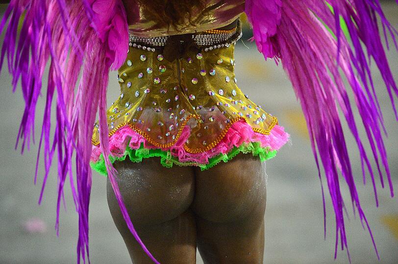 In Rio ging es in der Nacht zum Montag auf dem Straßenkarneval heiß her. Die brasilianischen Schönheiten zeigten zum Karneval-Höhepunkt viel nackte Haut und sexy Kurven.