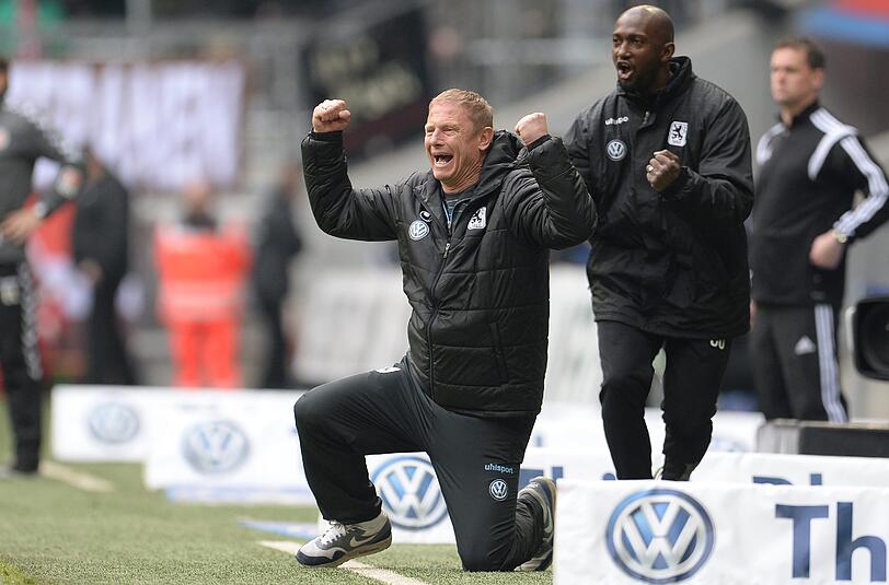 Zum Niederknien: 1860-Trainer Torsten Fröhling und Assistent Collin Benjamin. 	Foto: dpa